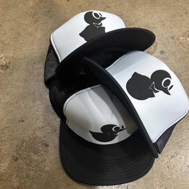 TRUCKER HAT BOWTIE DUCK (BLACK/WHITE)